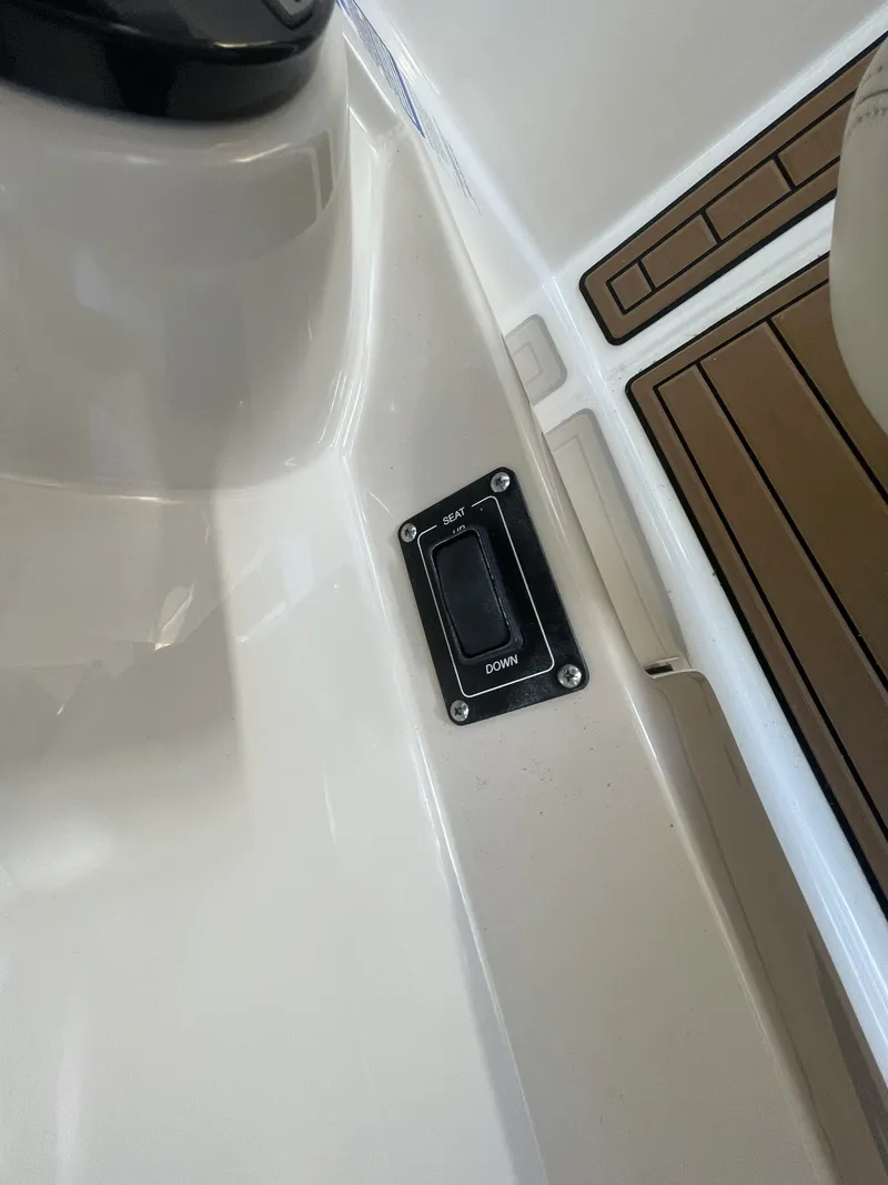 Slide: The Image of Boston Whaler 320 Vantage 2019 - 40