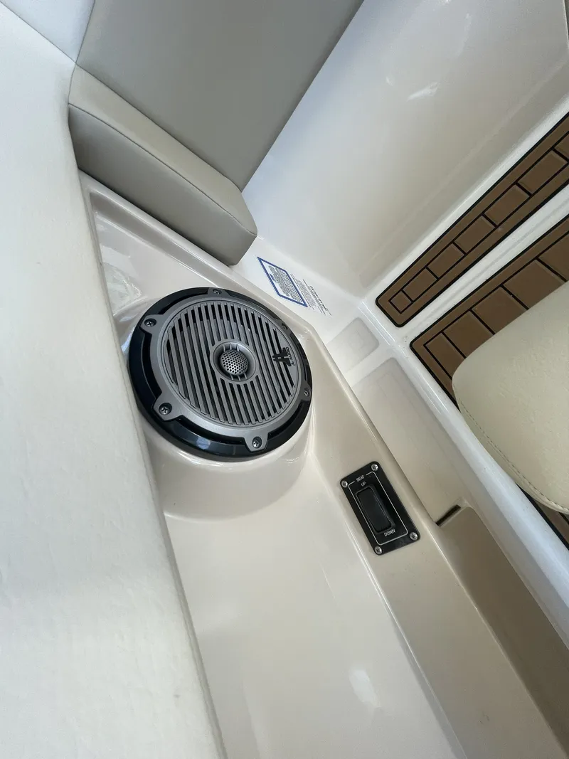 Slide: The Image of Boston Whaler 320 Vantage 2019 - 41