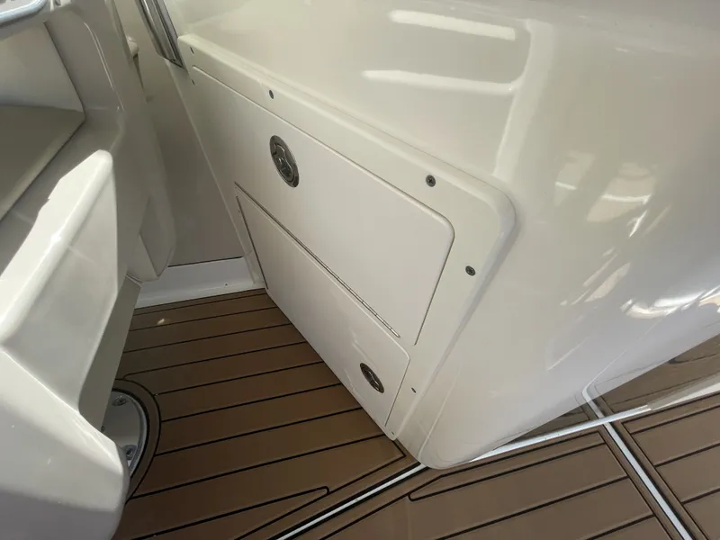 Slide: The Image of Boston Whaler 320 Vantage 2019 - 42