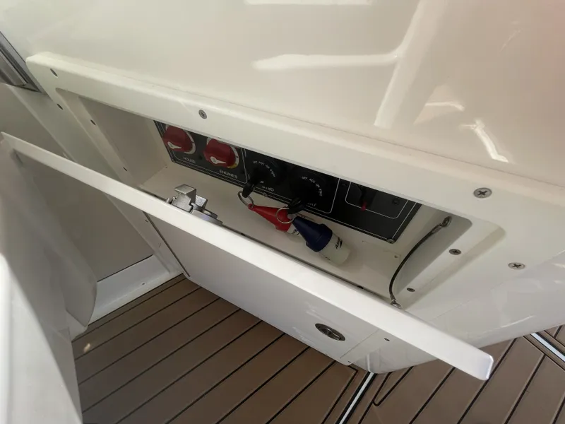 Slide: The Image of Boston Whaler 320 Vantage 2019 - 43