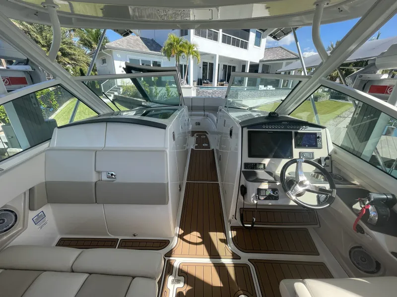 Slide: The Image of Boston Whaler 320 Vantage 2019 - 44