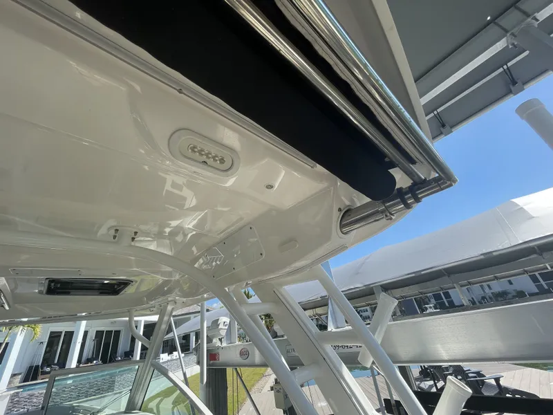 Slide: The Image of Boston Whaler 320 Vantage 2019 - 46