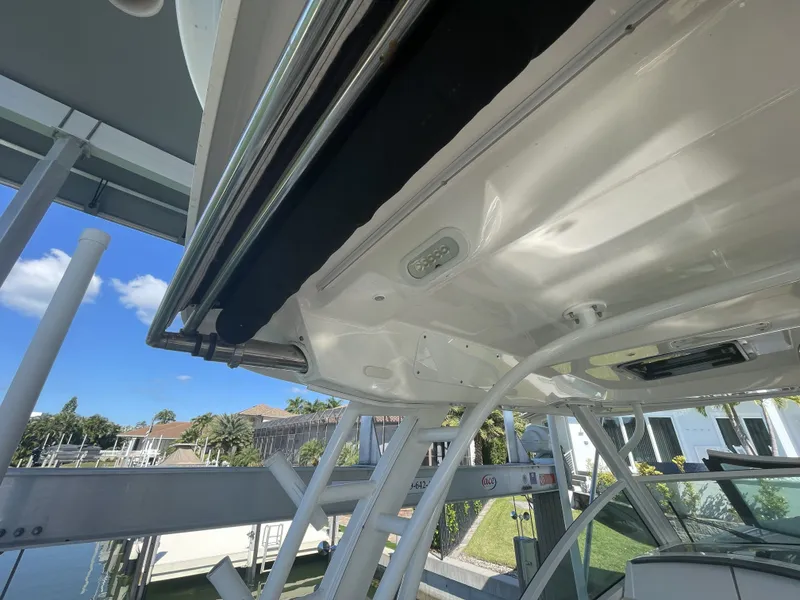 Slide: The Image of Boston Whaler 320 Vantage 2019 - 47