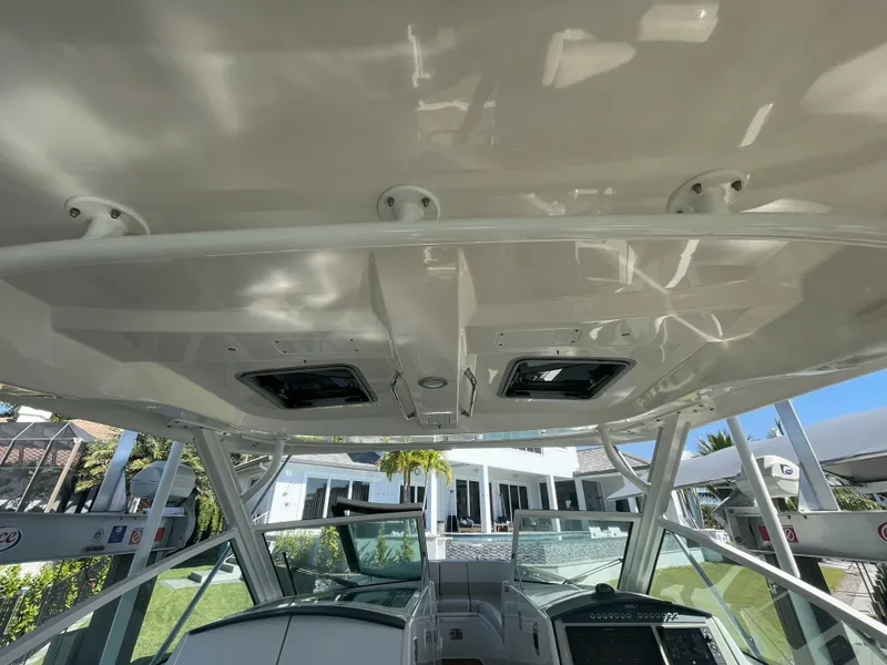 Slide: The Image of Boston Whaler 320 Vantage 2019 - 48