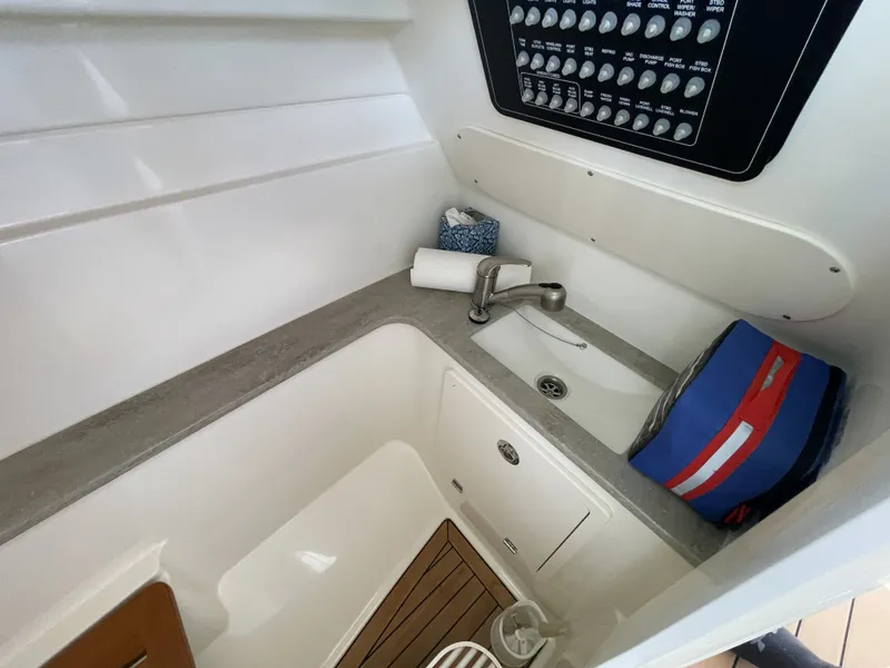 Slide: The Image of Boston Whaler 320 Vantage 2019 - 50