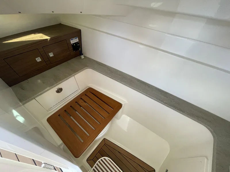 Slide: The Image of Boston Whaler 320 Vantage 2019 - 51