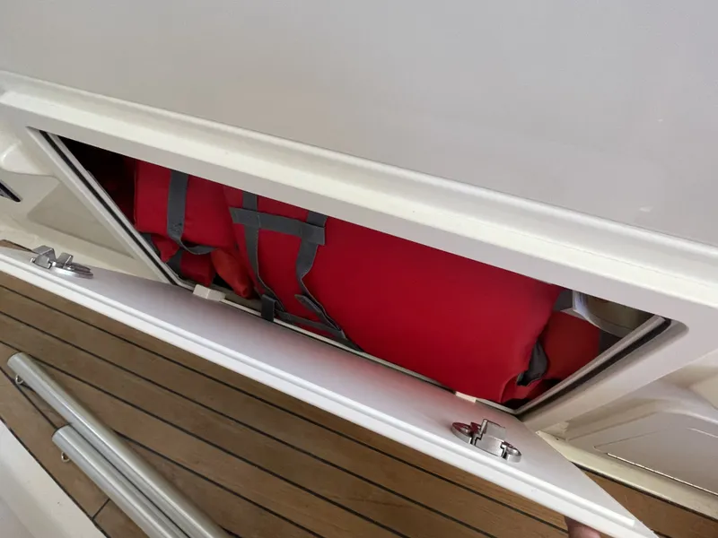 Slide: The Image of Boston Whaler 320 Vantage 2019 - 54