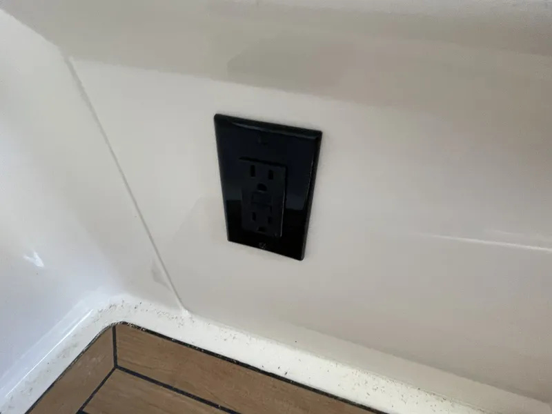 Slide: The Image of Boston Whaler 320 Vantage 2019 - 55