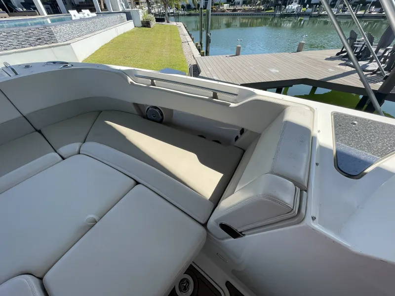 Slide: The Image of Boston Whaler 320 Vantage 2019 - 58