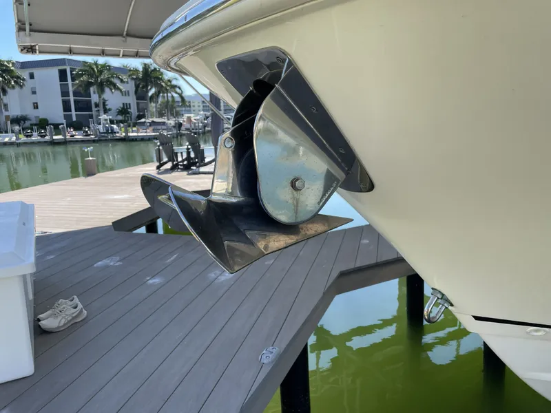Slide: The Image of Boston Whaler 320 Vantage 2019 - 6
