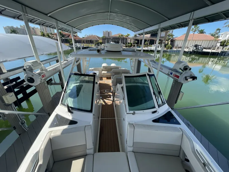 Slide: The Image of Boston Whaler 320 Vantage 2019 - 61