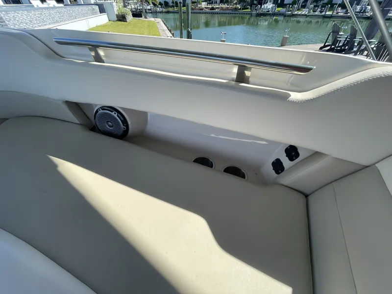 Slide: The Image of Boston Whaler 320 Vantage 2019 - 62