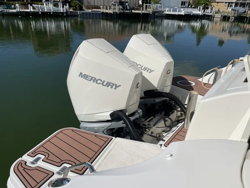 Slide: The Image of Boston Whaler 320 Vantage 2019 - 7