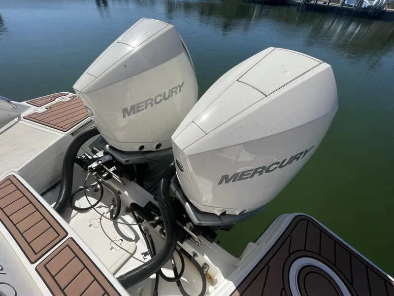 Slide: The Image of Boston Whaler 320 Vantage 2019 - 9