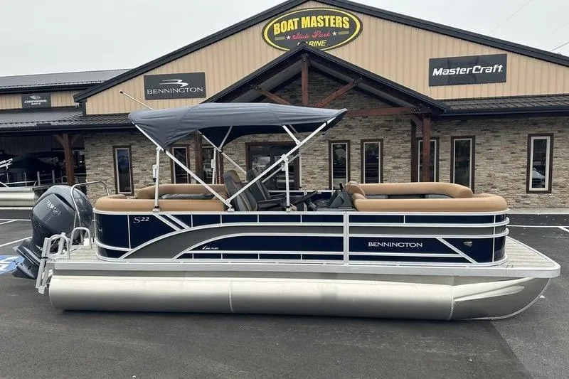 The Image of 2026 Bennington S Quad Bench 22 SSR pontoon boat at dealership. - 1