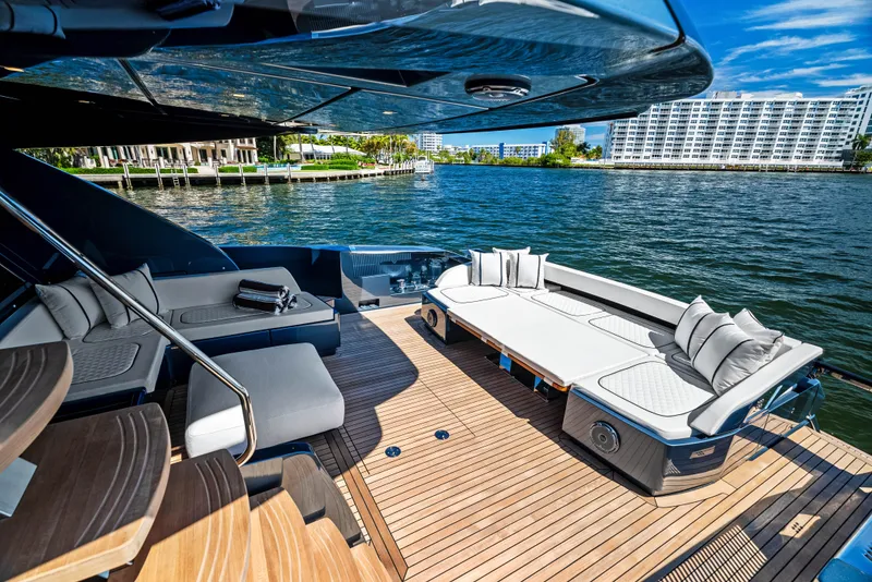Slide: The Image of Riva 76' Perseo Super 2027 - 27