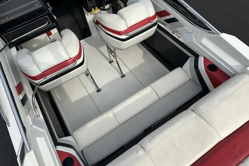 Slide: The Image of 1989 Formula 292 SR-1 boat interior with white and red seating arrangement. - 33