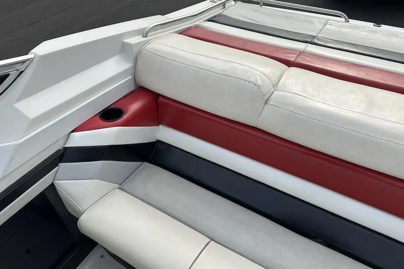 Slide: The Image of 1989 Formula 292 SR-1 boat interior with red, white, and black seating. - 41