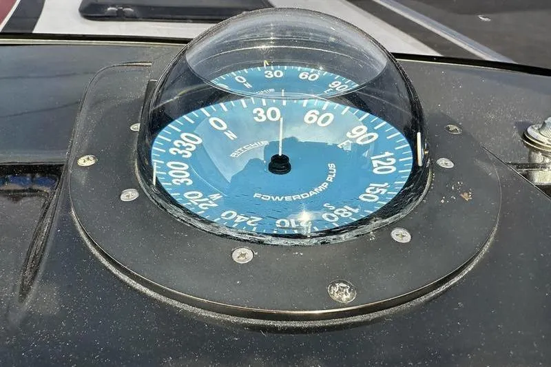 Slide: The Image of Compass on 1989 Formula 292 SR-1 boat dashboard, featuring Powerdamp Plus technology. - 45