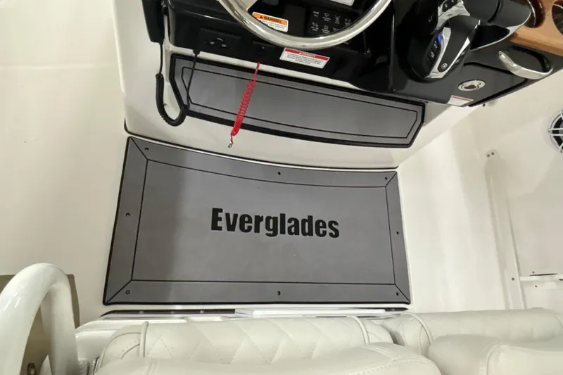 Slide: The Image of Everglades 285 Center Console 2023 - 18