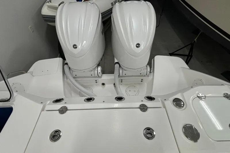 Slide: The Image of Everglades 285 Center Console 2023 - 7