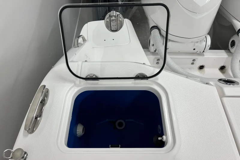 Slide: The Image of Everglades 285 Center Console 2023 - 8