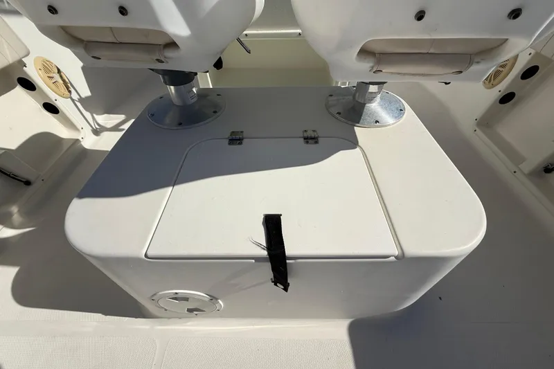 Slide: The Image of 2006 Hydra-Sports Lightning 212 CC boat seating and storage area. - 20
