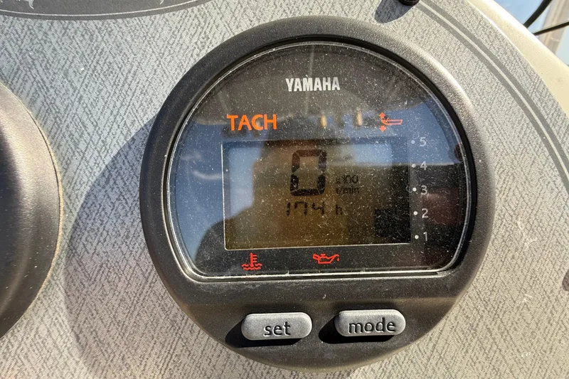 Slide: The Image of Yamaha tachometer on 2006 Hydra-Sports Lightning 212 CC boat dashboard, displaying 174 hours. - 29