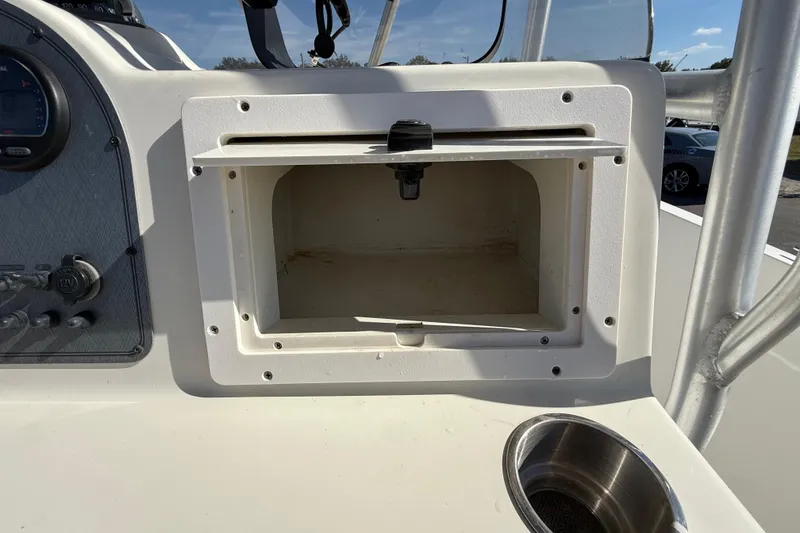 Slide: The Image of 2006 Hydra-Sports Lightning 212 CC console storage compartment and cup holder. - 33
