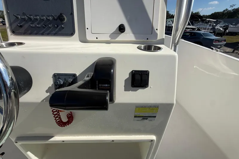 Slide: The Image of 2006 Hydra-Sports Lightning 212 CC boat console with Yamaha controls and cup holders. - 34