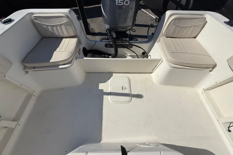 Slide: The Image of 2006 Hydra-Sports Lightning 212 CC boat interior with seating and outboard motor. - 66