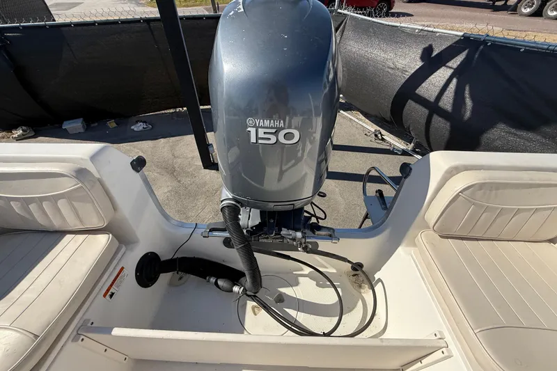 Slide: The Image of 2006 Hydra-Sports Lightning 212 CC with Yamaha 150 outboard motor, interior view. - 73