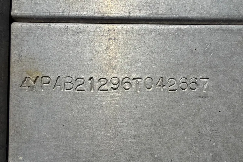 Slide: The Image of Hull identification number on a 2006 Hydra-Sports Lightning 212 CC boat. - 78