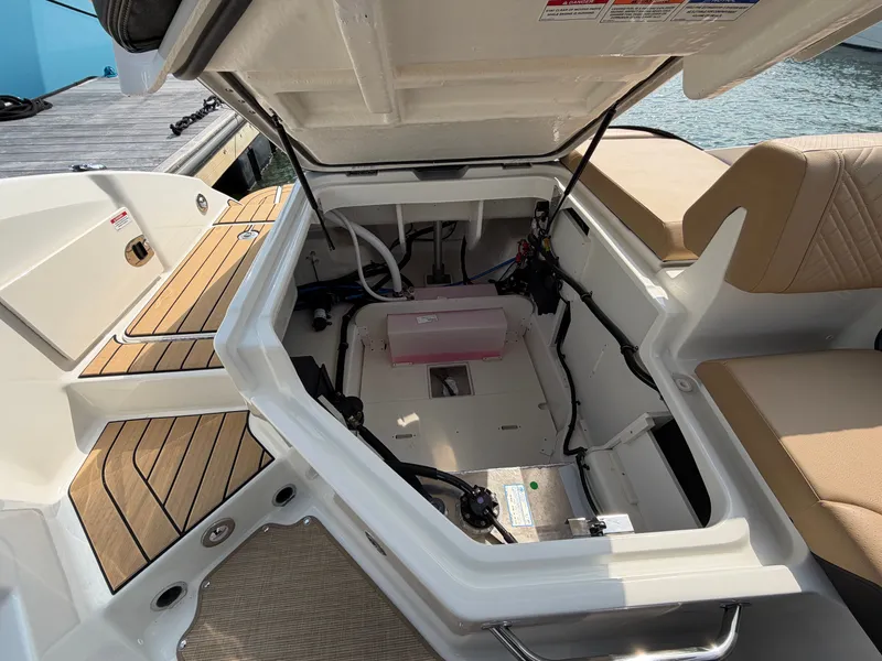 Slide: The Image of Sea Ray SDX 270 Outboard 2026 - 14