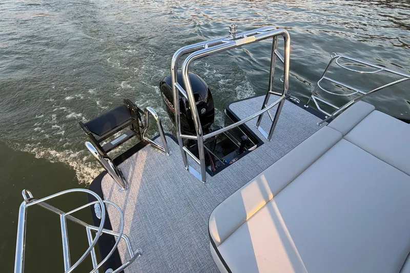 Slide: The Image of Harris Cruiser 230 2026 - 8