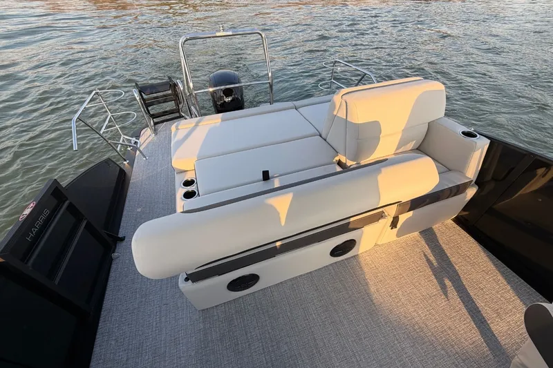 Slide: The Image of Harris Cruiser 230 2026 - 15