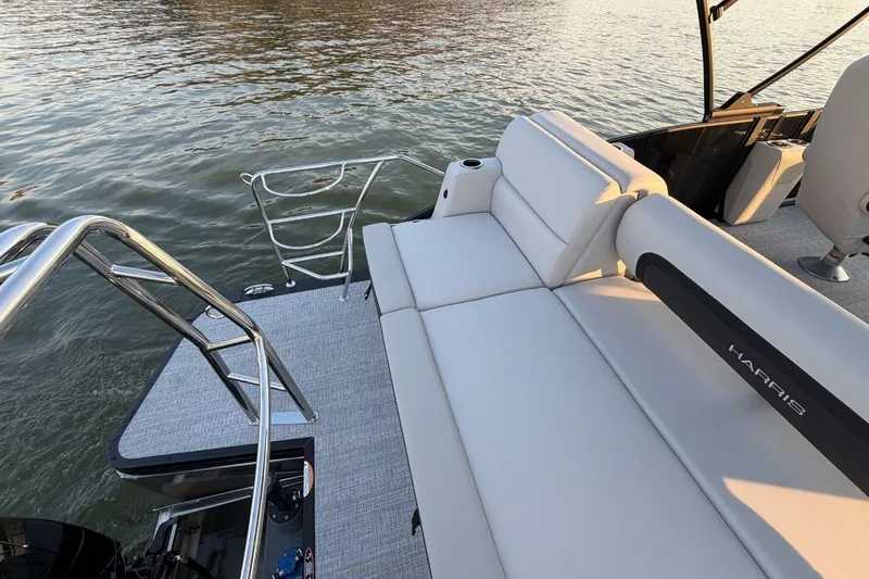Slide: The Image of Harris Cruiser 230 2026 - 11