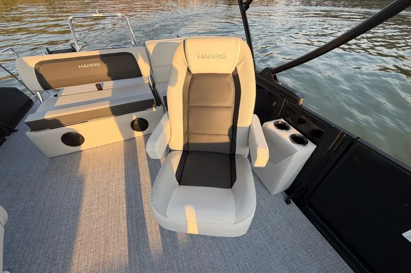 Slide: The Image of Harris Cruiser 230 2026 - 22