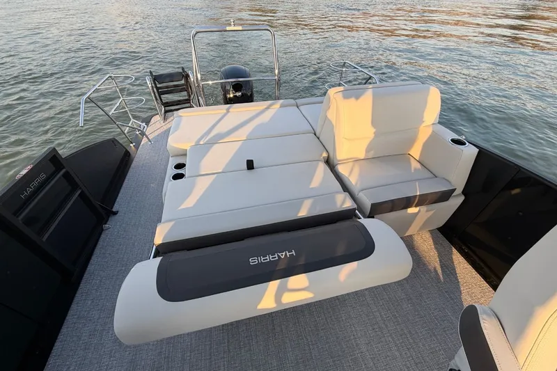 Slide: The Image of Harris Cruiser 230 2026 - 16