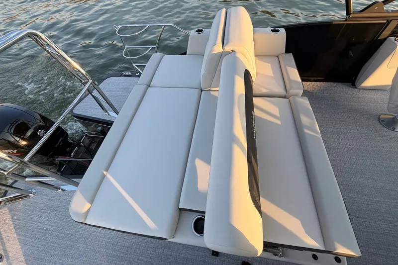 Slide: The Image of Harris Cruiser 230 2026 - 13