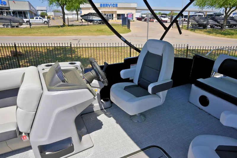 Slide: The Image of Harris Cruiser 210 2026 - 12