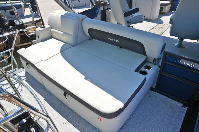 Slide: The Image of Harris Cruiser 210 2026 - 5
