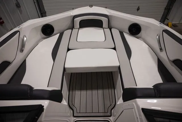 Slide: The Image of Yamaha 195S 2026 - 12