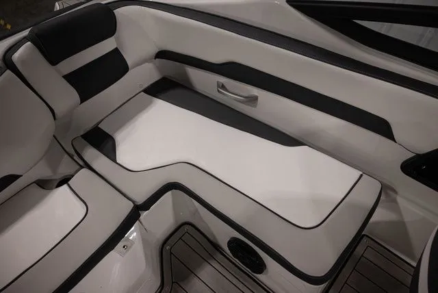Slide: The Image of Yamaha 195S 2026 - 14