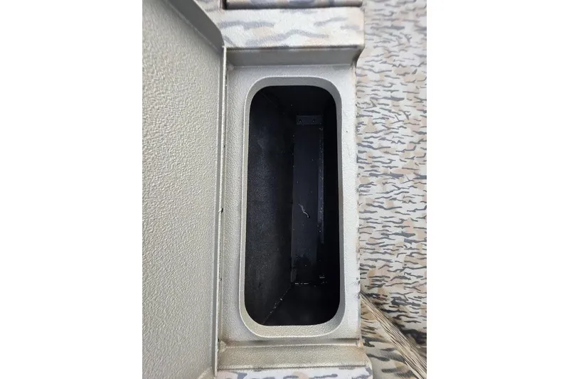 Slide: The Image of Safety warnings and capacity limits for Xpress X18DB boat, 2026 model. - 34