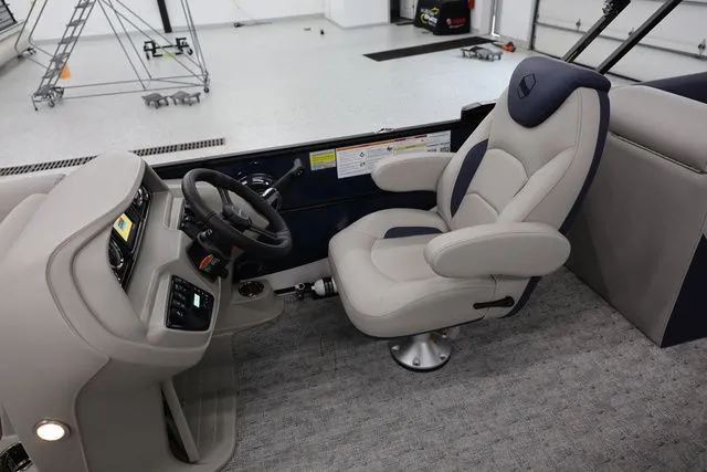 Slide: The Image of South Bay LE 224 RS 2.75 JAWS EDITION TRITOON 2026 - 13