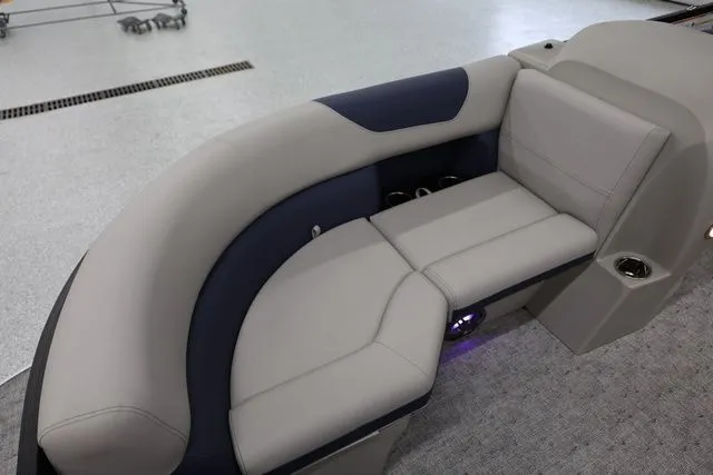 Slide: The Image of South Bay LE 224 RS 2.75 JAWS EDITION TRITOON 2026 - 17