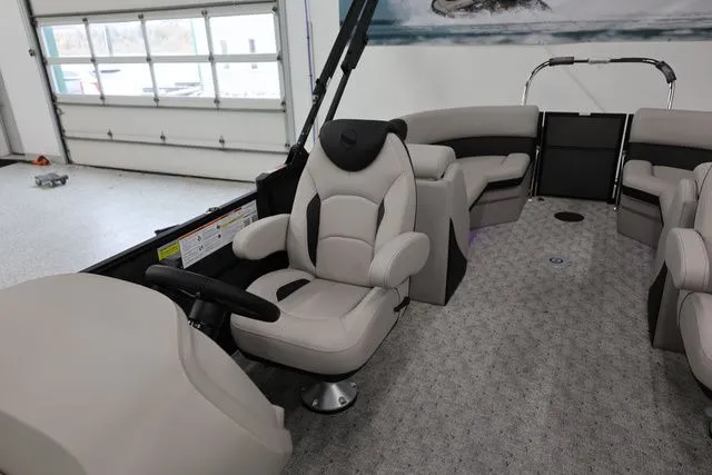 Slide: The Image of South Bay LE 224 RS 2.75 JAWS EDITION TRITOON 2026 - 15