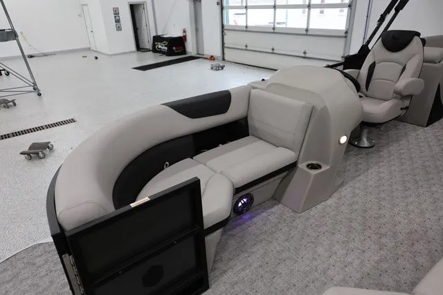 Slide: The Image of South Bay LE 224 RS 2.75 JAWS EDITION TRITOON 2026 - 17