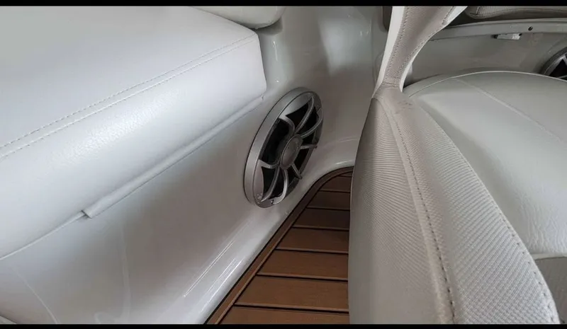 Slide: The Image of Crownline Boats Eclipse E6 2016 - 8